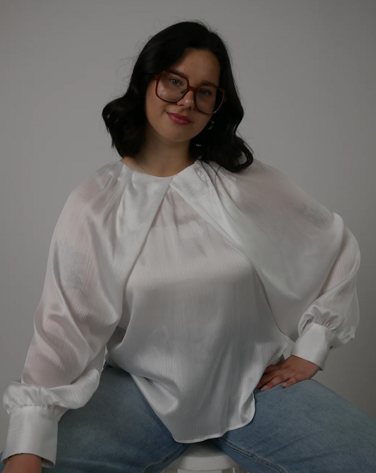 Vidéo de présentation de la blouse Myra blanche fluide et transparente de Nilai.