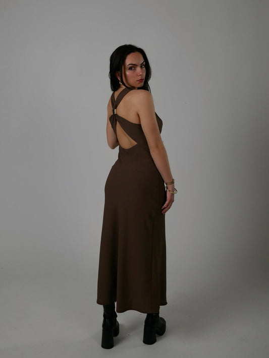 Vue de dos de la Robe Bijou chocolat avec bijou doré et dos nu.